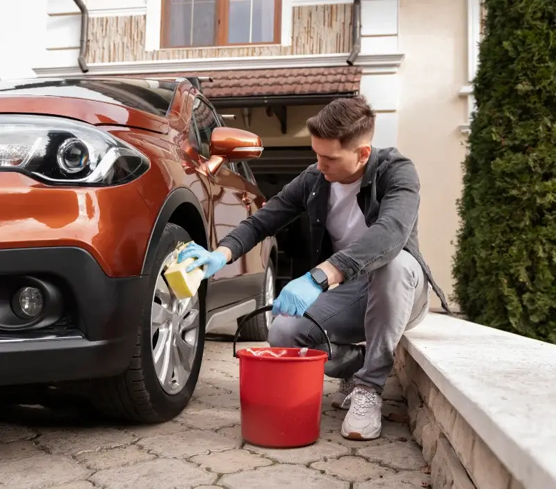 Lavage auto à domicile Saint-Maurice-le-Vieil : professionnel intervenant sur un véhicule